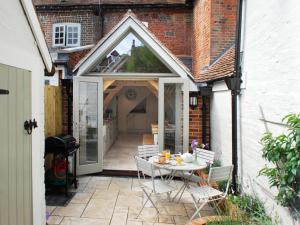 an extension to a house with a table and chairs at Pemberly in Winchester +20 photos