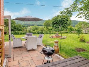 a patio with a bbq and a grill at Violet Cottage in Hereford +15 photos