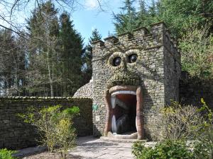 a brick building with a mouth painted on it at Ghyll Cottage - Uk51667 in Leyburn