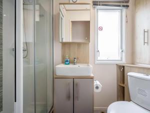 a bathroom with a sink and a shower at Hallcroft Fishery in Retford +5 photos