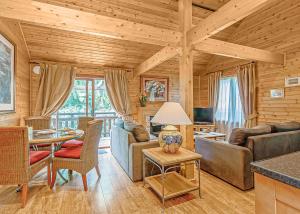a living room with a couch and a table at Tilford Woods Lodge Retreat in Hurley