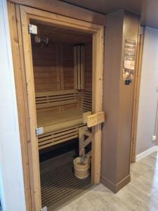 a room with a sauna in a room at La Casa des Frangins in Saint-Romain-de-Colbosc