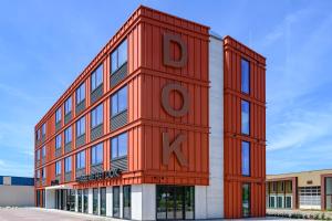 ein großes rotes Gebäude mit dem Wort Hund darauf in der Unterkunft Hotel het Dok in IJmuiden