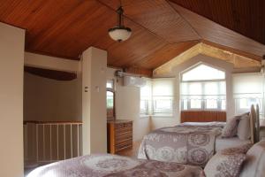 トラブゾンにあるVİLLA ATA ATAKENTの木製の天井が特徴のベッドルーム1室(ベッド2台付)