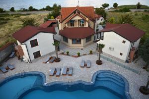 an aerial view of a house with a swimming pool at Kompleksi LYHNIDAS in Pogradec