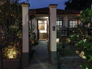 an entrance to a house with a gate at Pousada Luar da Serra in Valença