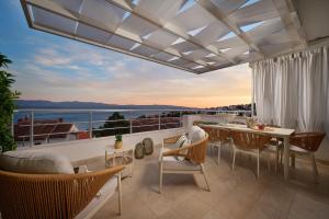 a patio with a table and chairs on a balcony at Belado Residence Bol in Bol