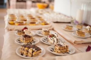 una mesa con varios platos de postres. en Hotel Carillon, en Bellaria-Igea Marina