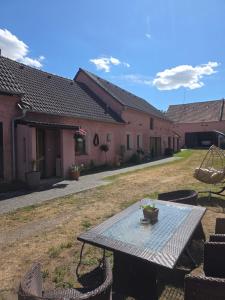a patio with a table and chairs in a yard at Apartmán na statku NH Stables in Nýřany