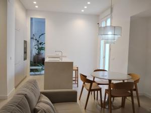 a living room with a couch and a table at Apartamento La Font in Pego
