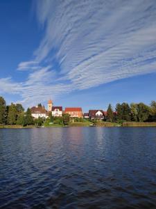ein großes Gewässer mit einer Stadt im Hintergrund in der Unterkunft Sentane in Swiętajno + 33 Fotos
