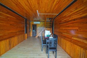 a hallway with a wooden wall with a wooden staircase at Leaf Village & Farm Làng Lá in Danang