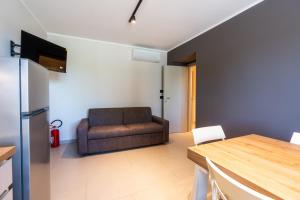 ein Wohnzimmer mit Sofa und Tisch in der Unterkunft Casa Luccon in Salionze