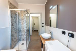 ein Badezimmer mit Dusche und Waschbecken in der Unterkunft Casa Luccon in Salionze