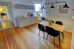 a kitchen and dining room with a table and chairs at fewo1846 - Angelburg - komfortable Wohnung im Stadtzentrum in Flensburg +10 photos