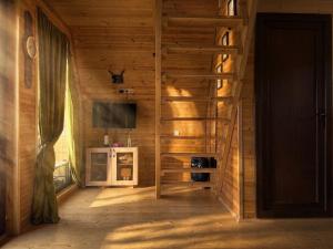a room with a staircase in a wooden house at Asureti Horizon Cottage in Asuretʼi +4 photos