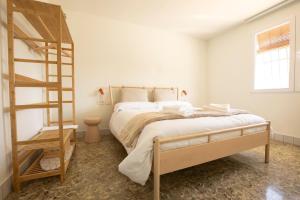 ein Schlafzimmer mit einem Etagenbett und einer Leiter in der Unterkunft Raízes 22 - Apartamento 1 in Puebla de Don Fadrique + 33 Fotos