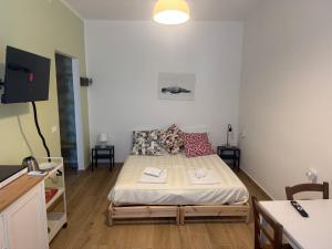 a small bedroom with a bed in a room at Casa Noa in Crema