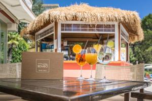 drie wijnglazen bovenop een tafel bij Hotel Bembo in Bibione