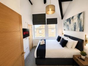 a bedroom with a bed and a window at Castle Chambers Serviced Apartments in Lancaster