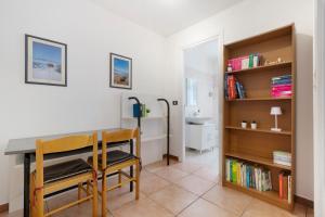 a room with a desk and a book shelf at Lola House tra Alghero e Stintino in Palmadula
