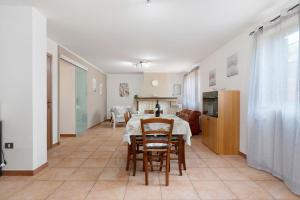 a kitchen and dining room with a table and chairs at Lola House tra Alghero e Stintino in Palmadula