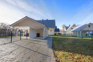 ein Haus mit einem Pavillon im Hof in der Unterkunft Haus Störtebeker in Ückeritz