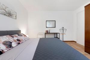 a bedroom with a bed and a table at Lola House tra Alghero e Stintino in Palmadula