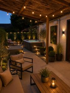 a backyard patio with a hot tub and a pergola at Philippe chez l'habitant in Maubeuge