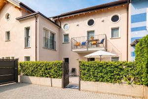 a villa with a gate and a building at Casa Quadrifoglio - Borromeo in Intra