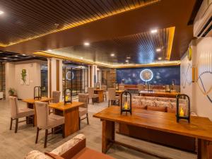 a restaurant with tables and chairs in a room at The Hosteller Bam Bir in Bīr +17 photos