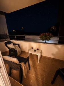 a room with a table and chairs and a window at Bo Apartment in Bečići