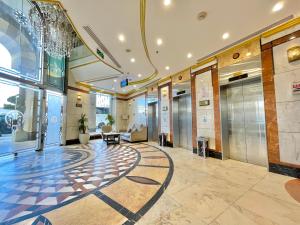 an empty lobby with a spiral floor in a building at Al Mukhtara Almasi Hotel - شركة المختارة الماسي للخدمات الفندقيه شخص واحد in Medina +5 photos