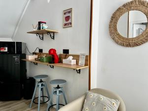 a living room with a counter and stools at Hostal J&C in Olula del Río