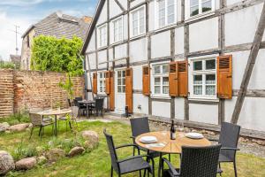 a patio with tables and chairs and a building at Zeitlos Wriezen 1 in Wriezen