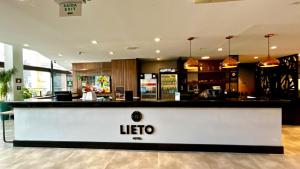 a lobo restaurant with a bar in a lobby at Hotel Lieto in Poços de Caldas +55 photos