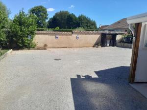 a driveway in front of a house at Studio Clos-Edeen in Tréclun