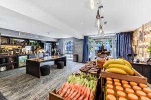 ein Laden mit einer großen Auswahl an Obst und Gemüse in der Auslage in der Unterkunft Heeton Concept Hotel – Luma Hammersmith in London