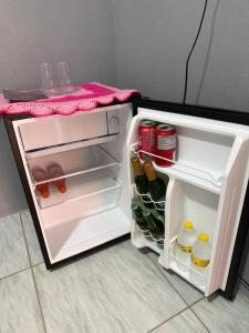 an open refrigerator filled with lots of food and drinks at Suite em Mulungu in Mulungu