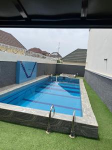 a large swimming pool on the side of a building at Sandton Luxury Apartment in Bardon Yana