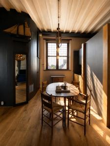 a dining room with a table and chairs at de Campveerse Toren in Veere
