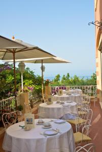 Romantic Hotel & Restaurant Villa Cheta Elite tesisinde bir restoran veya yemek mekanı