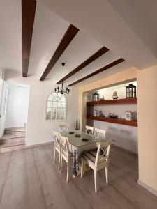a dining room with a table and chairs at Villa Wilecris in Punta Umbría