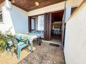 a patio with a table and chairs on a balcony at Location appartement plain pied T3 à 8 KMS de l'océan in Lit-et-Mixe +18 photos