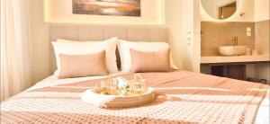 ein Bett mit einem Tablett mit Kerzen darauf in der Unterkunft Knossos Suite in Palekastro