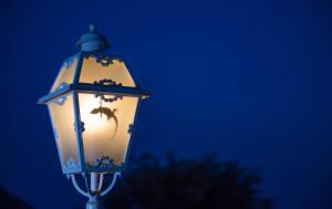 a street light is lit up at night at Romantic Hotel & Restaurant Villa Cheta Elite in Maratea