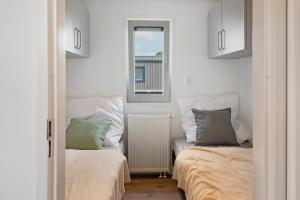 a white room with two beds and a window at Peter Pan in Dörverden