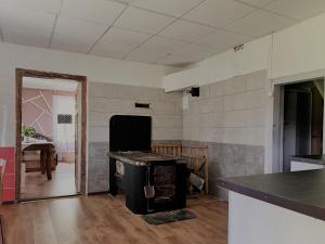 a kitchen with an old stove in a room at Viesu nams Kātiņi in Energetikis