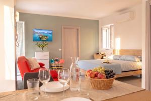 a room with a bed and a table with wine glasses at Casa Quadrifoglio - Valgrande in Intra