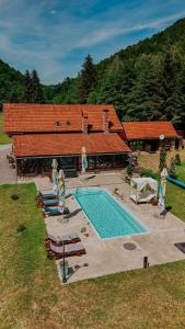 an overhead view of a swimming pool in front of a house at Hanul Morii in Ciucea